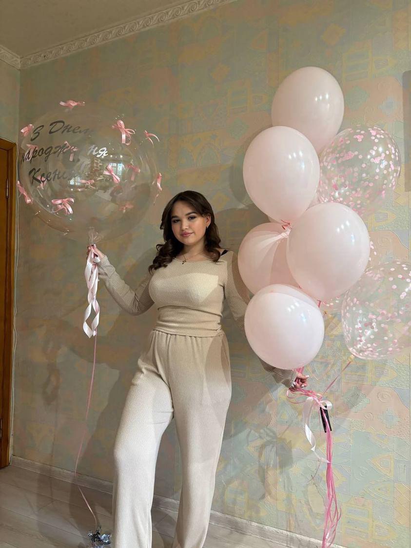 Клієнтка Bubble’s House із композицією повітряних кульок